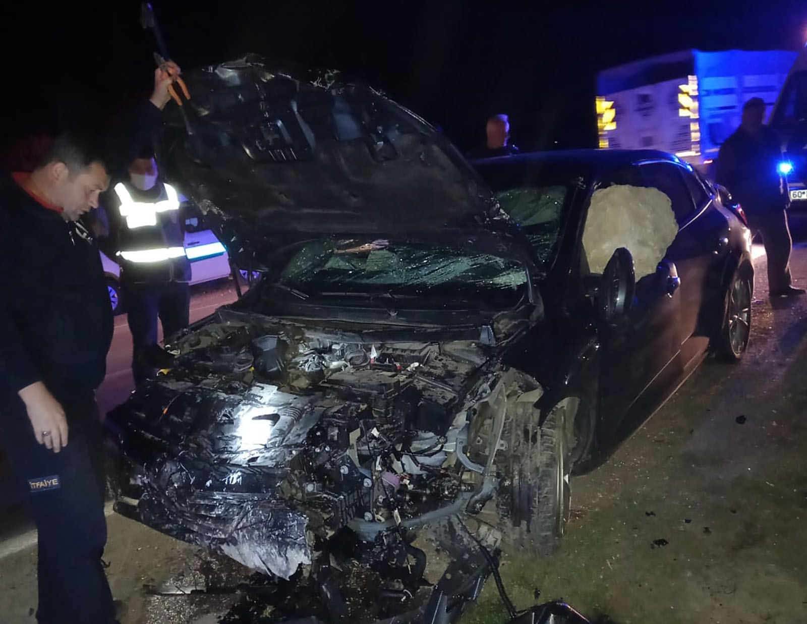 Kaya Camdan İçeri Girdi, Karı Koca Yaralandı