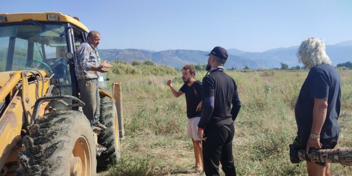 Kuş cennetine kepçe ile geçip yol açmaya çalıştı