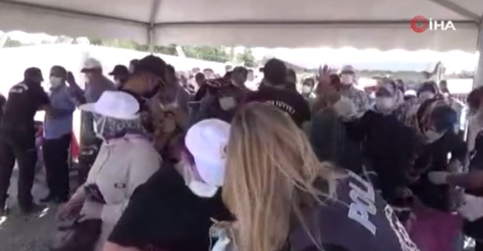 Adana’da Cumhurbaşkanı’nın açılış töreninde içeri alınmayan yiyecekler çıkışta vatandaşlara geri verildi