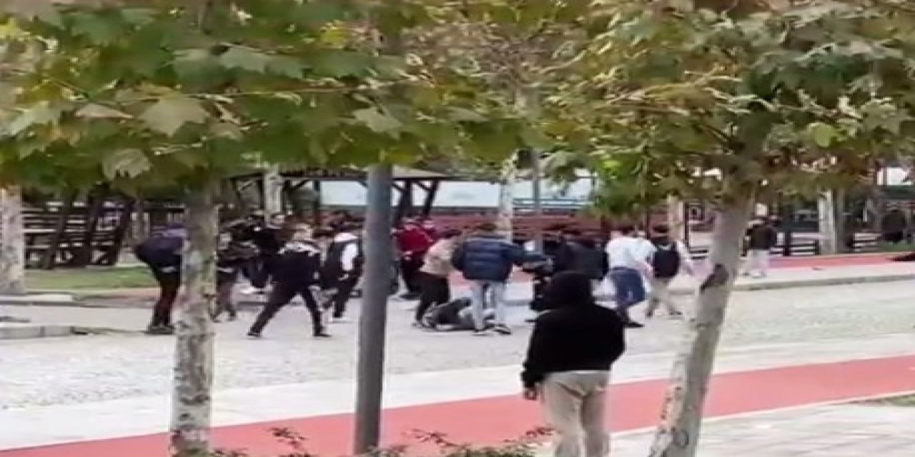 Esenyurt’ta gençlerin uçan tekmeli kavgası kamerada