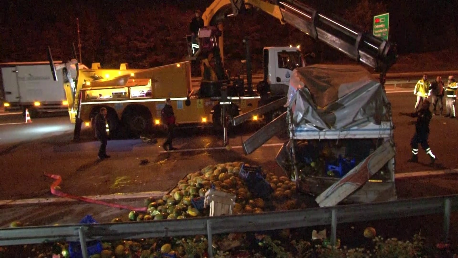 Tem’de Karpuz Yüklü Kamyonet İle Ticari Taksi Çarpıştı, Otoyola Karpuz Saçıldı: 4 Yaralı