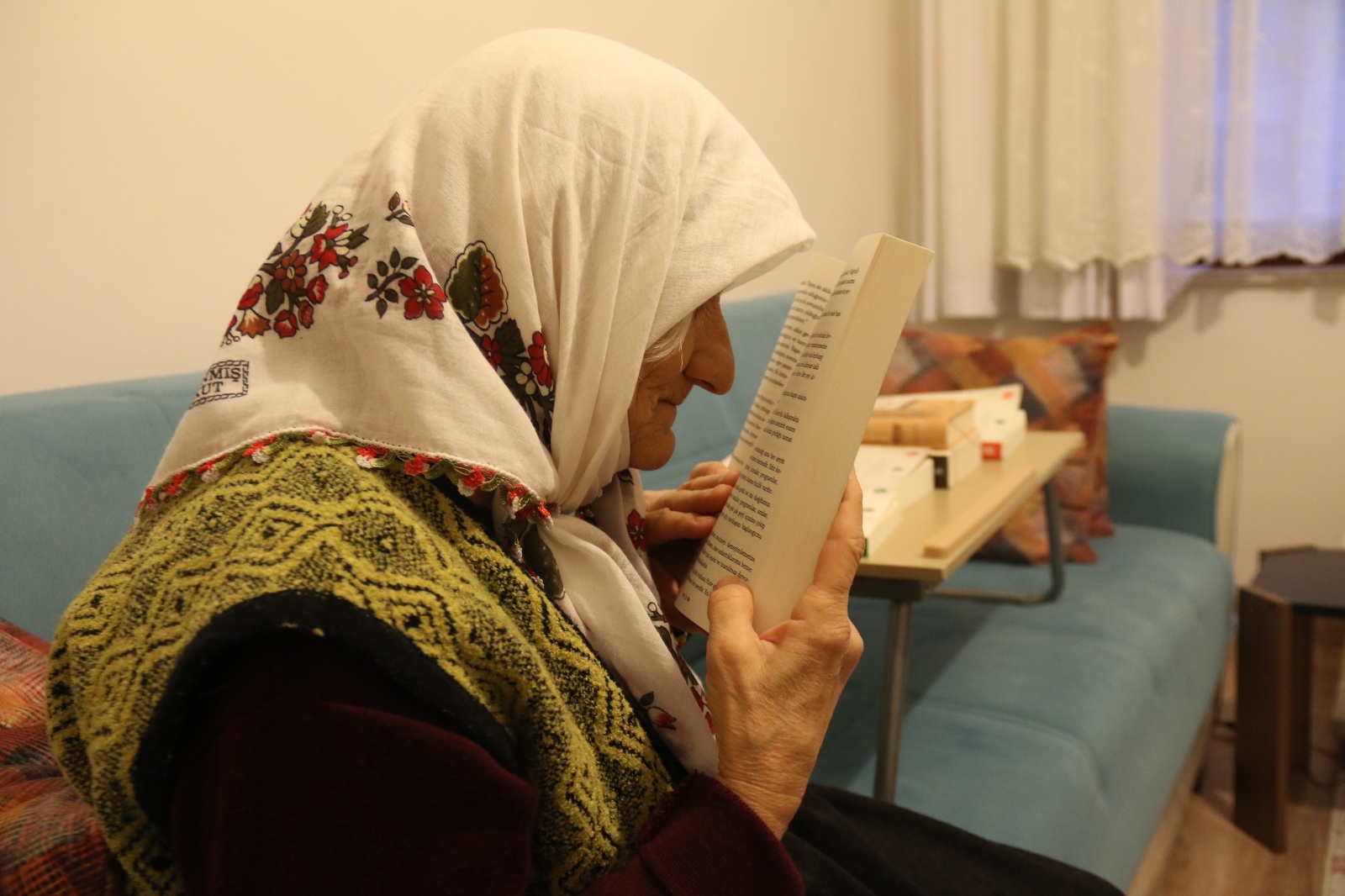 Yüzde 99 görme engeline rağmen her gün en az bir kitap okuyor