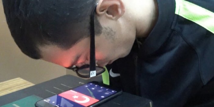 Ellerini kullanamıyor, her şeyi burnu ve ağzıyla yapıyor hem de iki üniversite okuyor