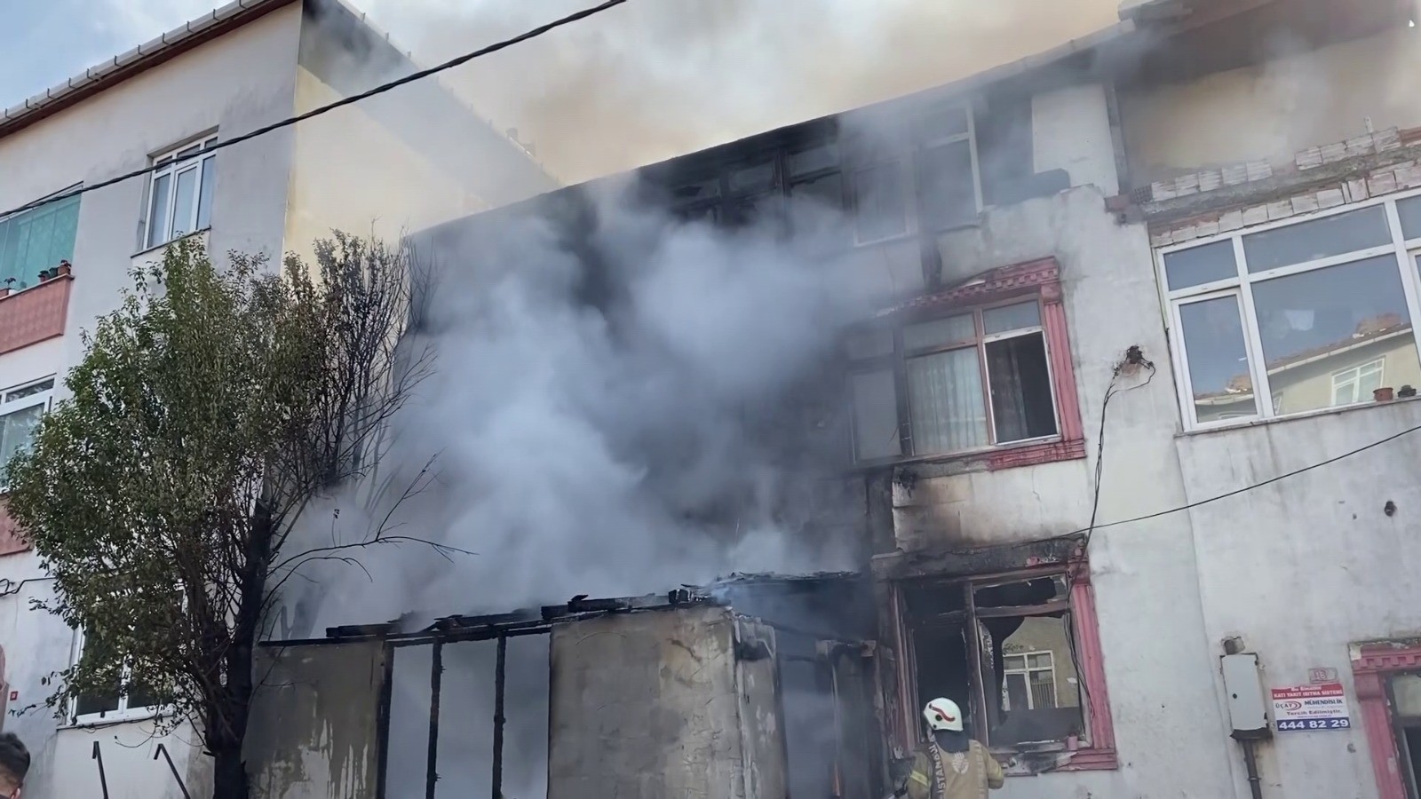 Ataşehir’de Korkutan Yangın:3 Katlı Apartman Kullanılamaz Hale Geldi