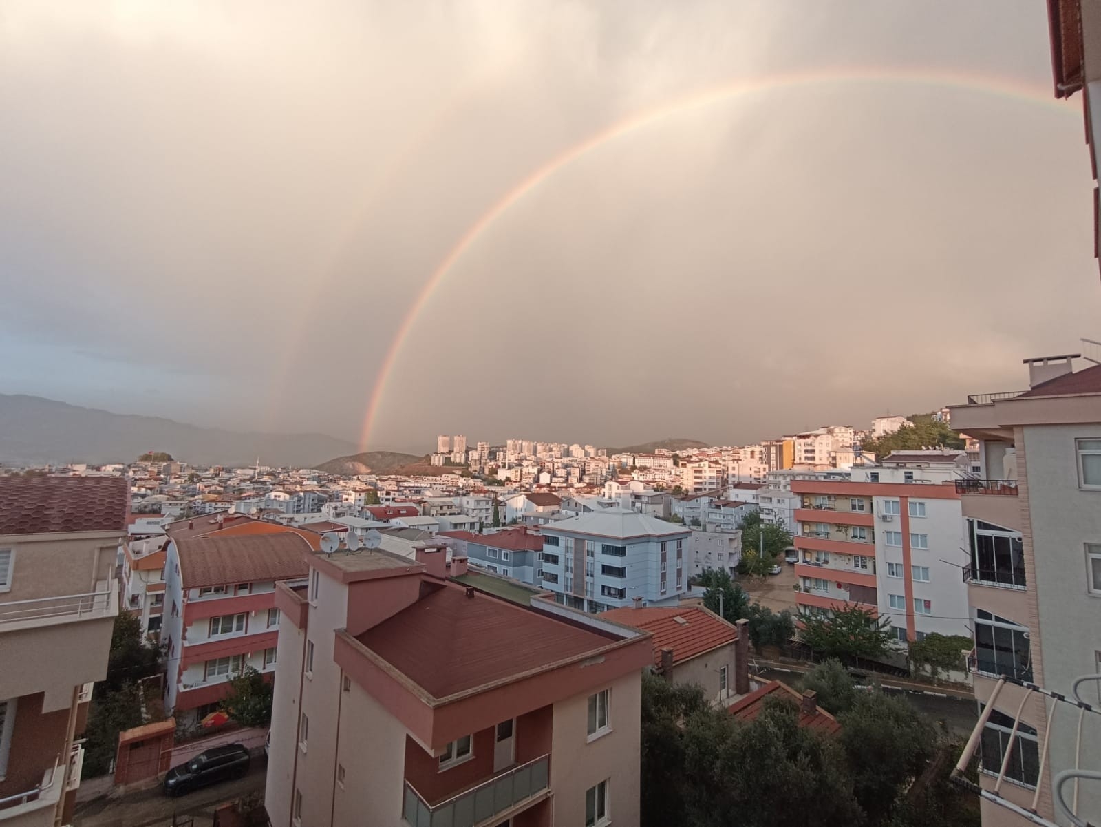 Kestel’de gökkuşağı kartpostallık görüntüler oluşturdu