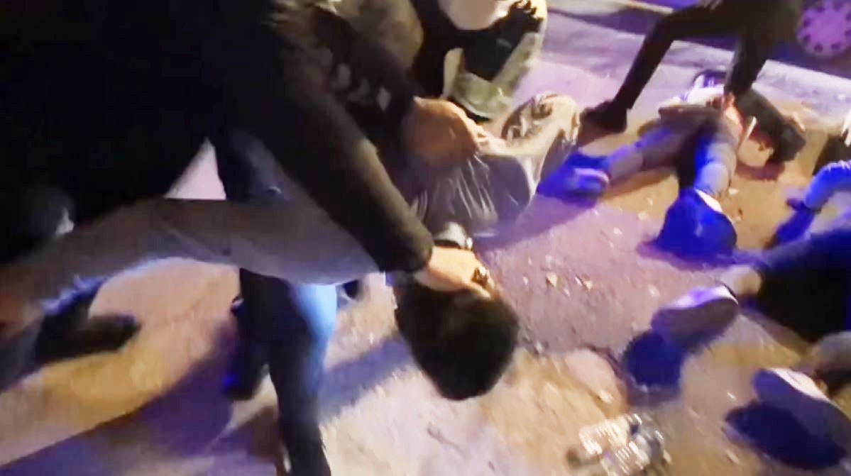 Polis “Direnme yat” dedi yatmadı, yatırıldı kalkmadı