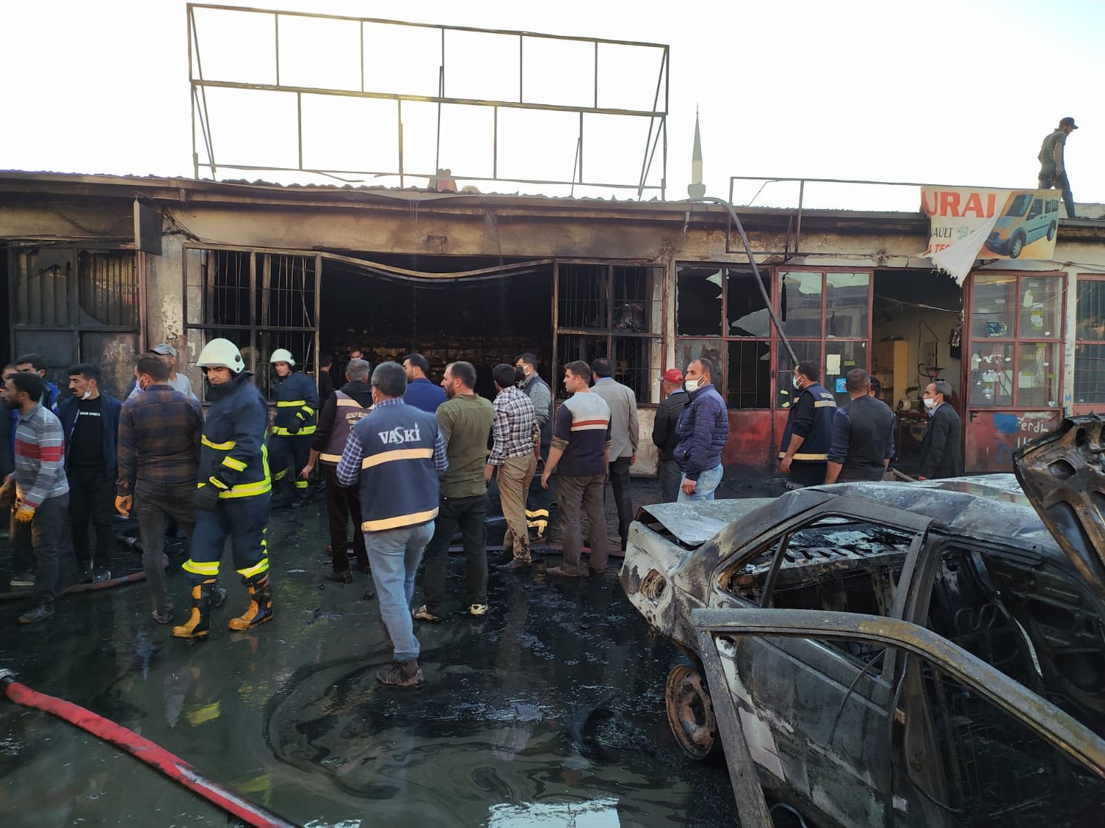 Alevlere teslim olan iş yeri ve otomobil kullanılamaz hale geldi