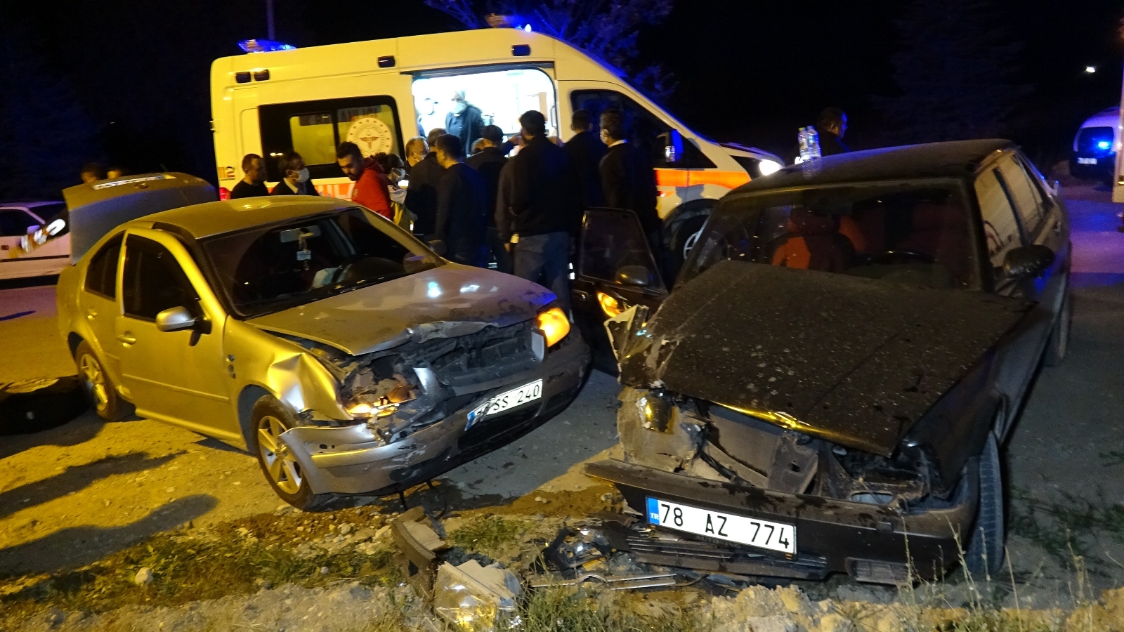 İki otomobilin kafa kafaya çarpıştığı kazada muhtar ve eşi yaralandı