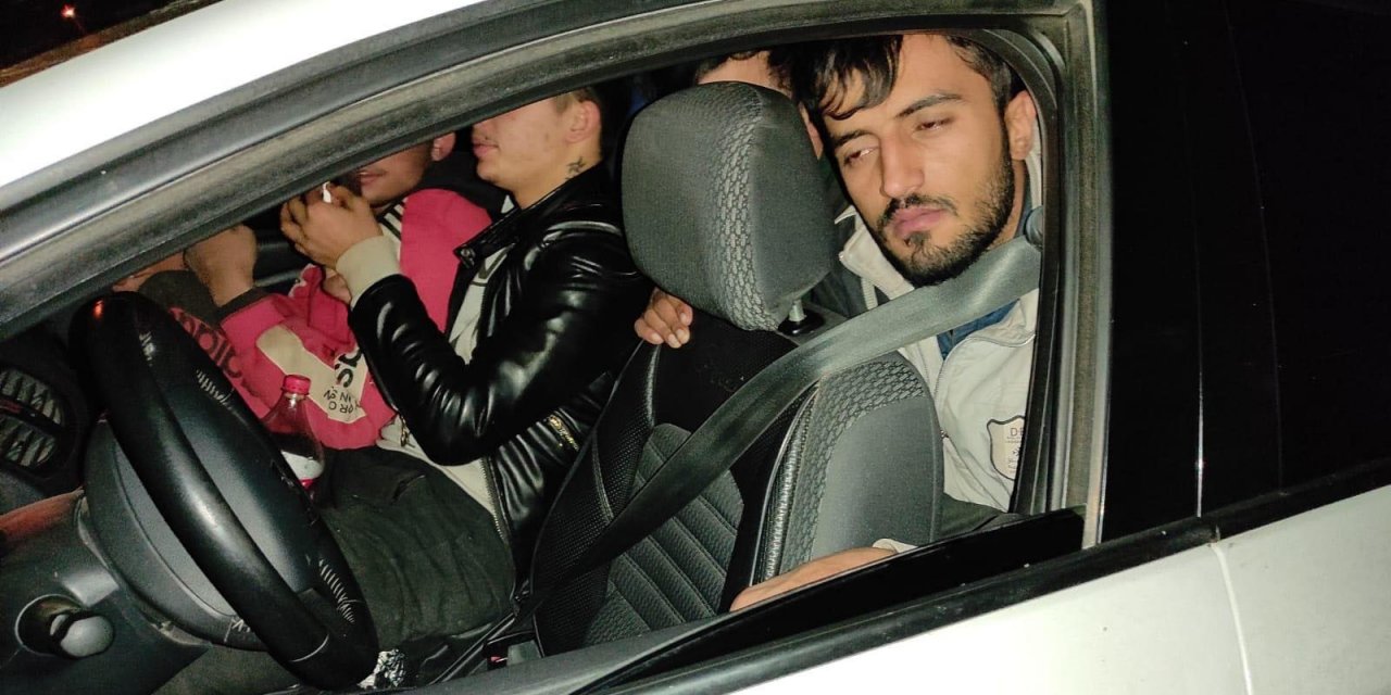 İki otomobilde 29 düzensiz göçmen yakalandı