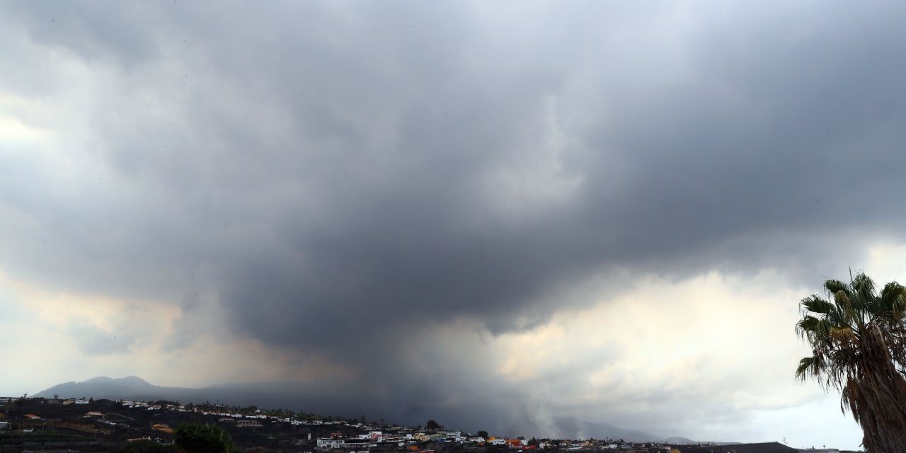 La Palma’da yanardağdan akan lav çimento fabrikasını yaktı