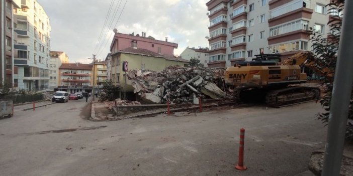 Yıkılan bina elektrik tellerine çarptı, ortalık savaş alanına döndü