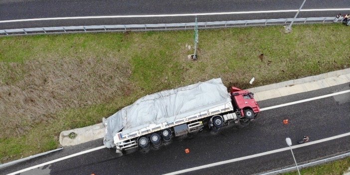 Kuzey Marmara Otoyolunda iplik yüklü tır devrildi: 2 yaralı
