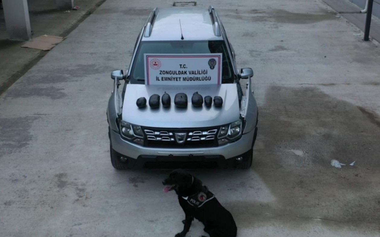 Aracın dış kısmına gizlemiş kilolarca uyuşturucu bulundu