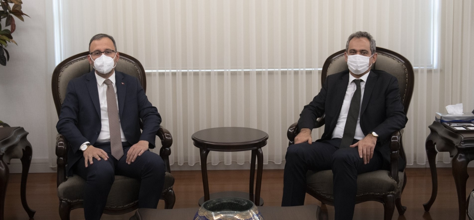 Bakan Özer, Gençlik ve Spor Bakanı Kasapoğlu ile görüştü