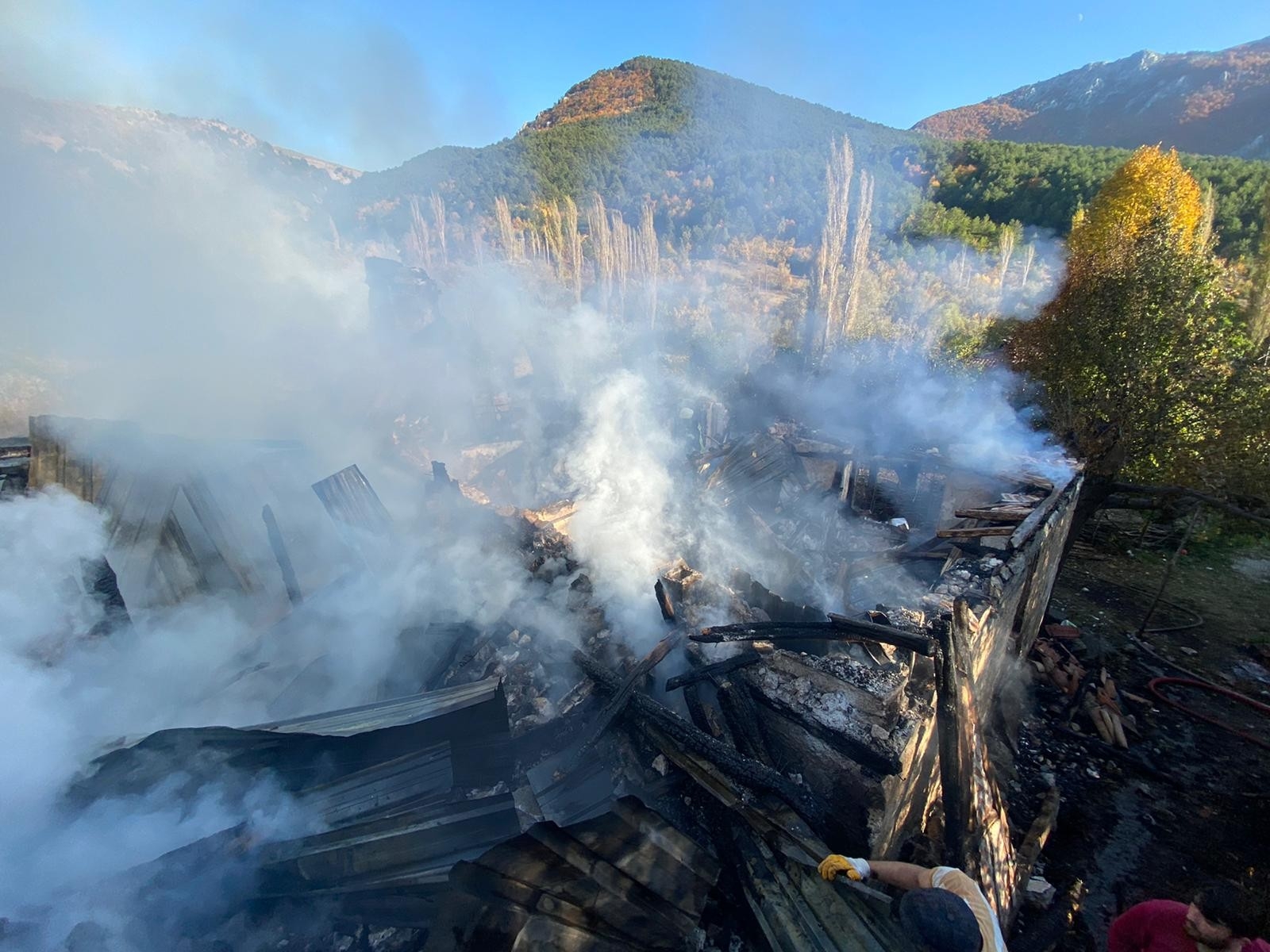 Suluova’da İki Katlı Ahşap Ev Yangında Küle Döndü