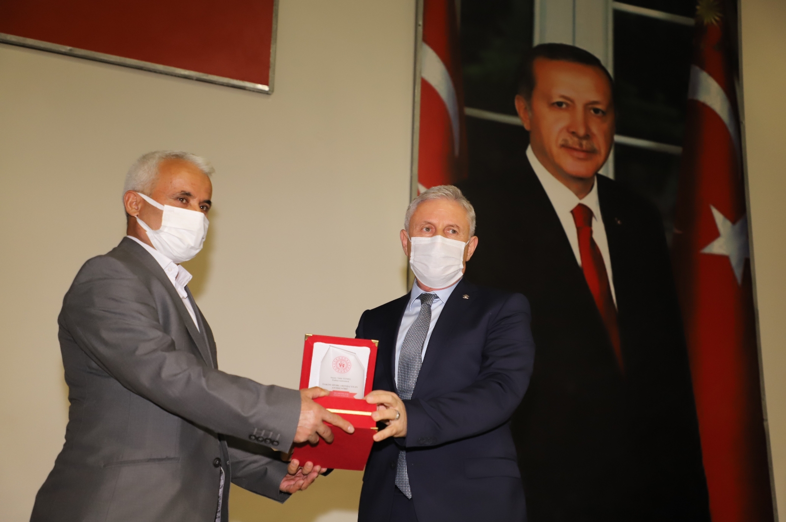 Hakkari Valisi Akbıyık’a Yılın Spor Adamı Ödülü