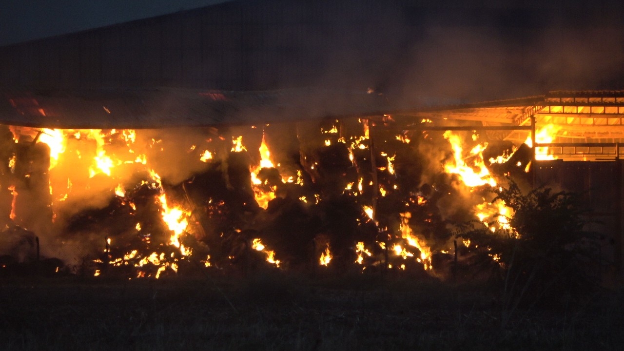 Kırklareli’nde Çiftlik Yangını: Çok Sayıda Saman Balyası Kül Oldu