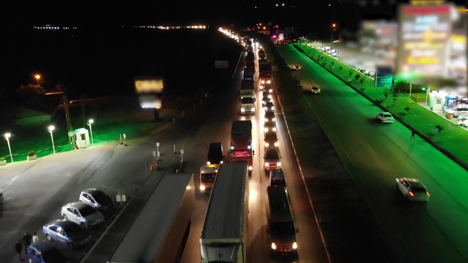 Trafikte Korku Dolu Anlar, Bir Anda Araç Üzerlerine Uçtu: 3’ü Ağır 4 Yaralı