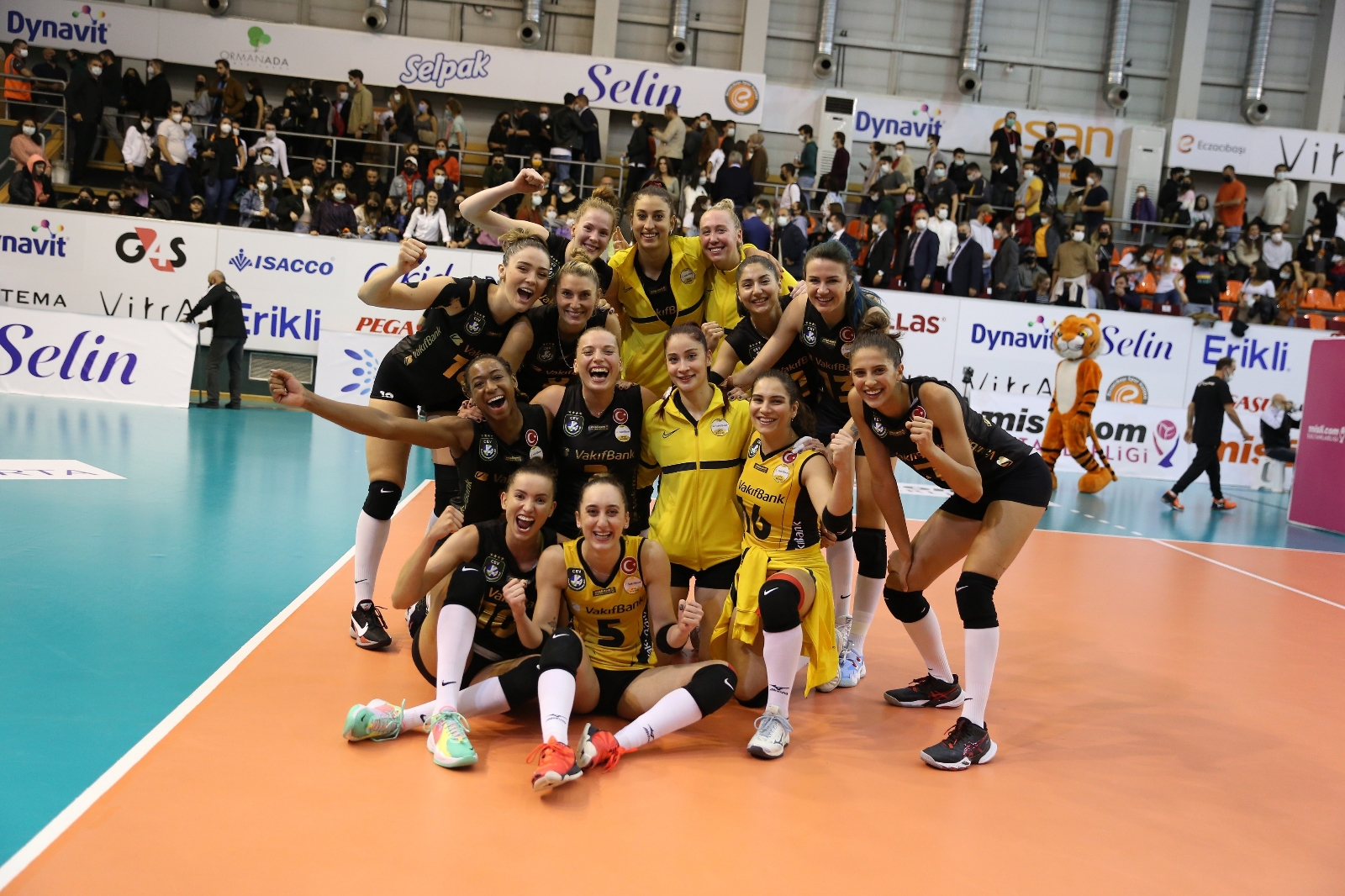Sultanlar Ligi: Eczacıbaşı Dynavit: 2 - Vakıfbank: 3