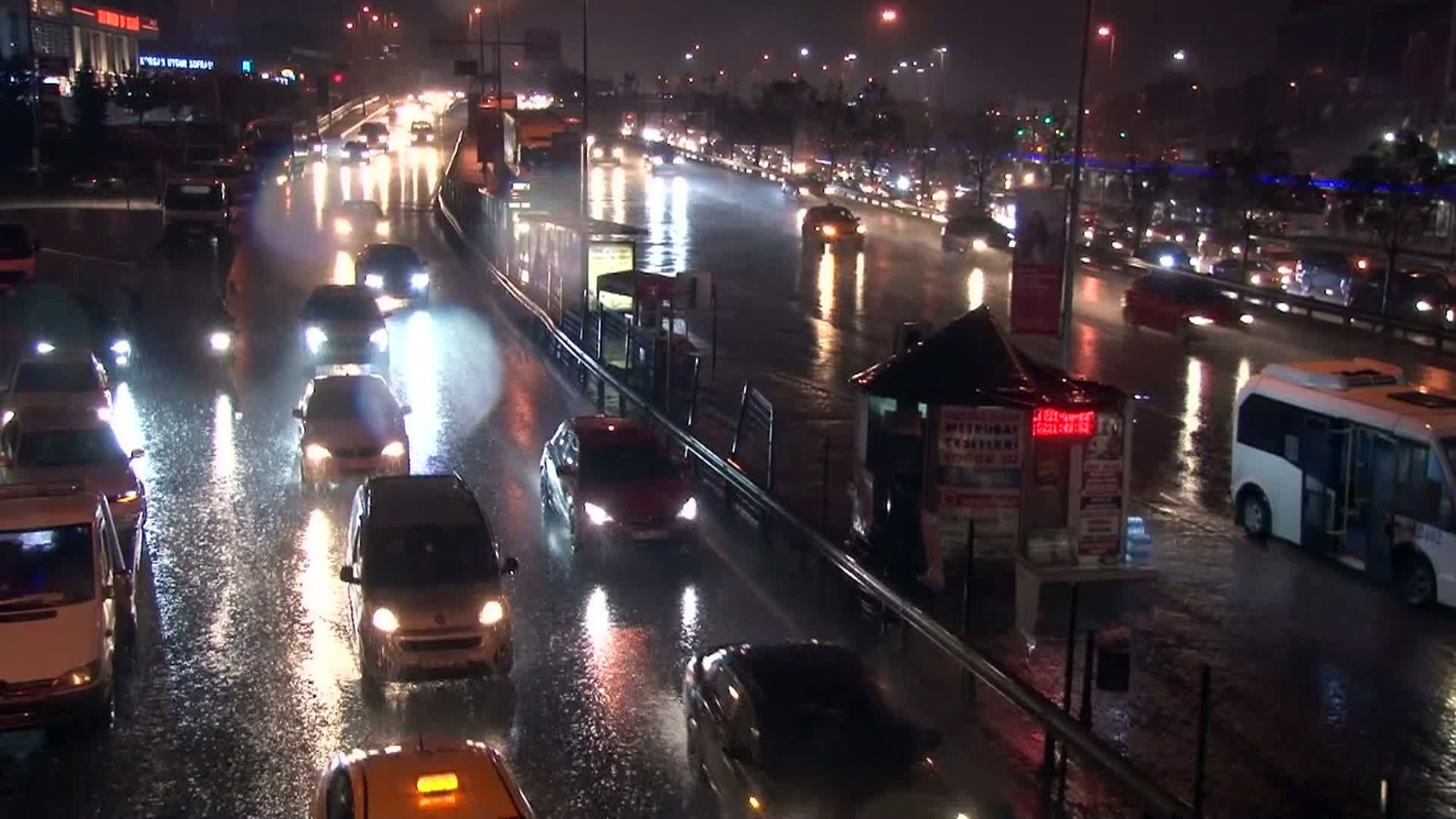 İstanbul’da Sağanak Yağış Etkili Oldu