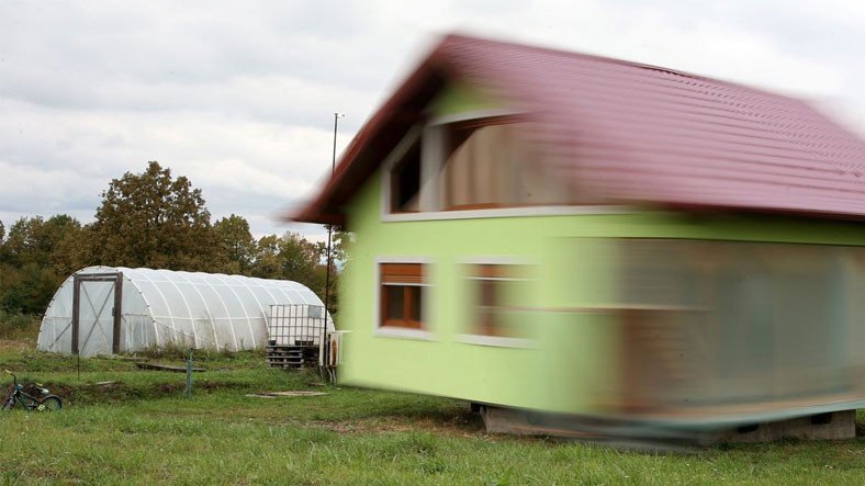 Eşinin şikayetlerinden bıktı, 360 derece dönen ev yaptı