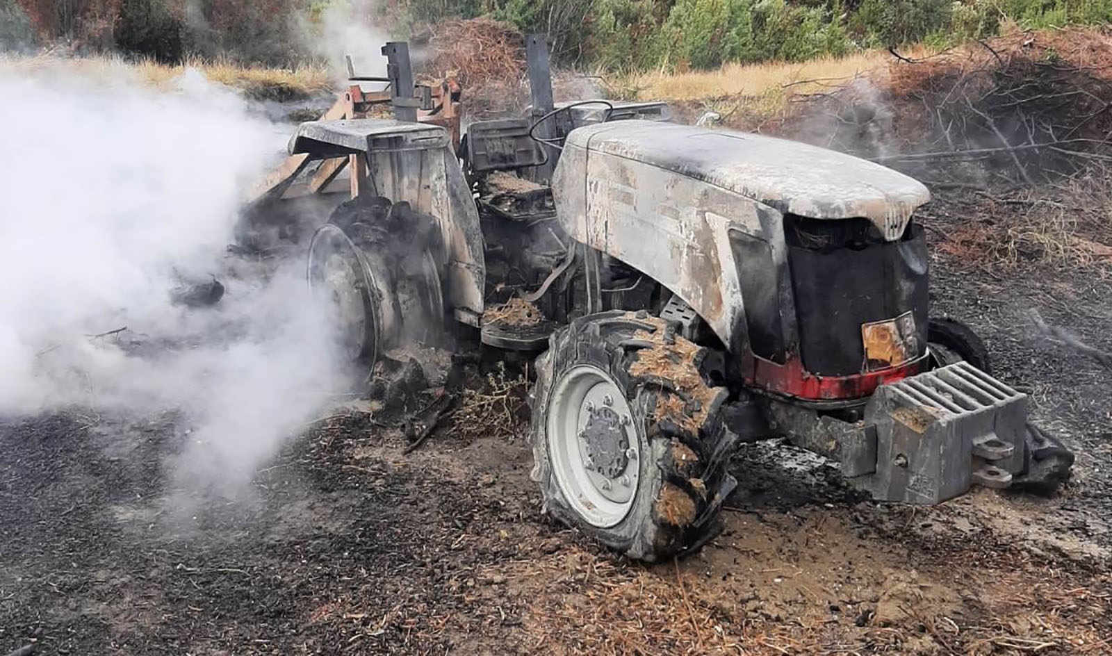 Evinin Önünde Ateş Yakmak İsterken Traktörünü Yaktı