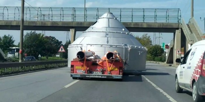 Eninden büyük yük taşıyan tır trafiği yavaşlattı