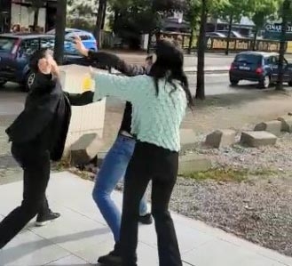 Kentin ünlü güzellik merkezi önünde ortakların tekme tokat kavgası