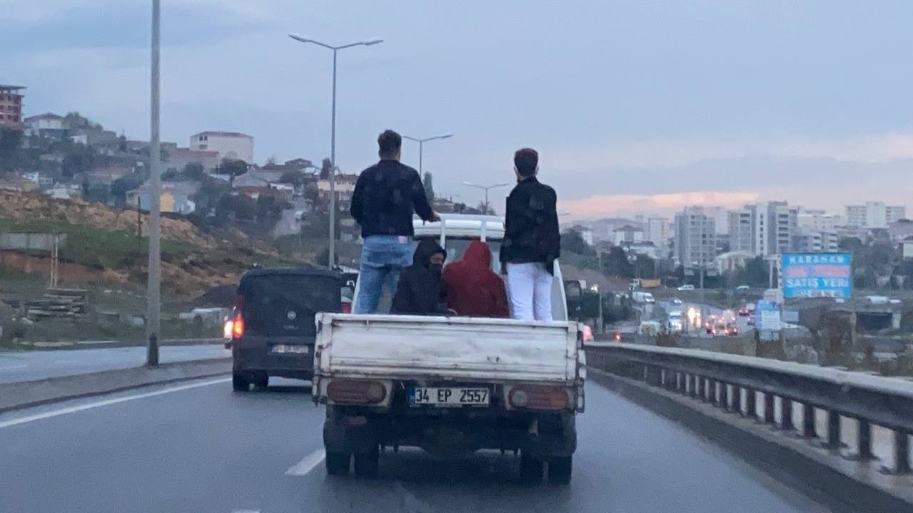 Sancaktepe’de 4 kişinin kamyonet kasasındaki tehlikeli yolculuğu kamerada