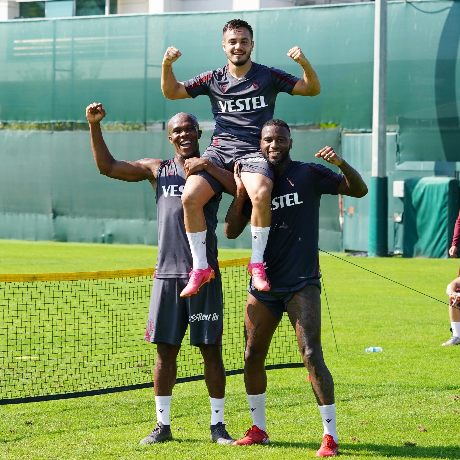 Trabzonspor’da Nwakaeme eldivenleri giydi