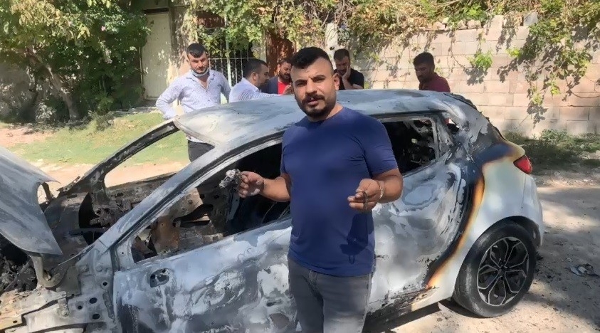 Patlamayla uyandı, altın ve paraların bulunduğu aracının kül olduğunu gördü