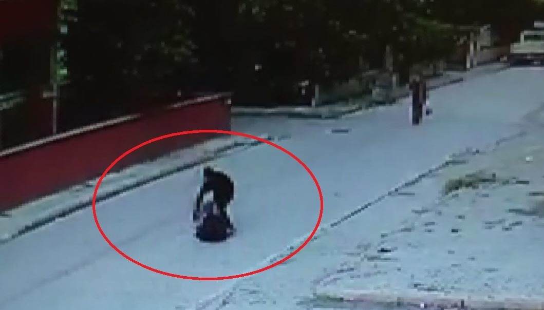 Bıçakla yaralama anı saniye saniye kamerada