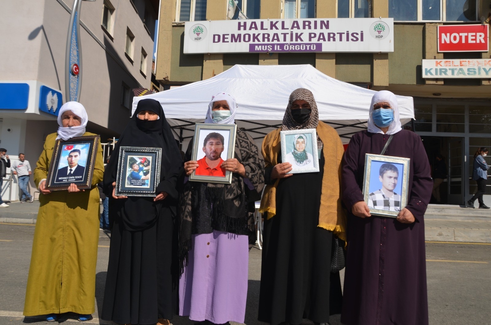 Muş’ta gözü yaşlı ailelerin HDP önündeki evlat nöbeti sürüyor