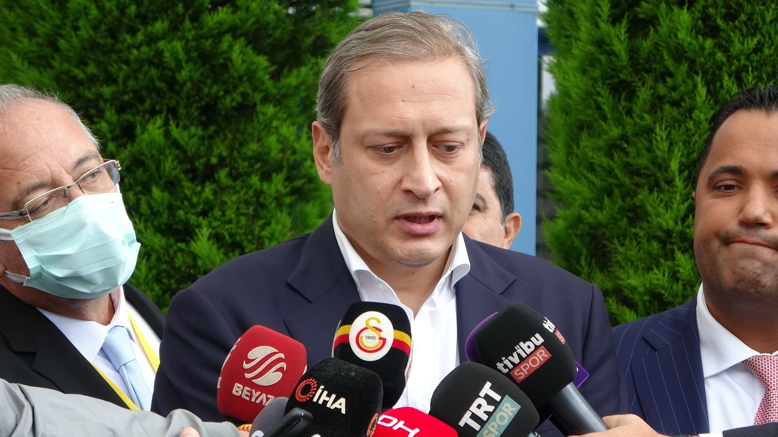 Burak Elmas: "Bir önceki yönetimin sahnede oturmasını daha uygun ve şık olacağını düşünüyoruz"