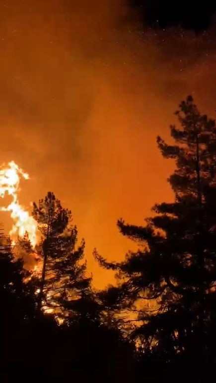 Antalya’da alevlerin üzerilerine geldiği ekiplerin zor anları