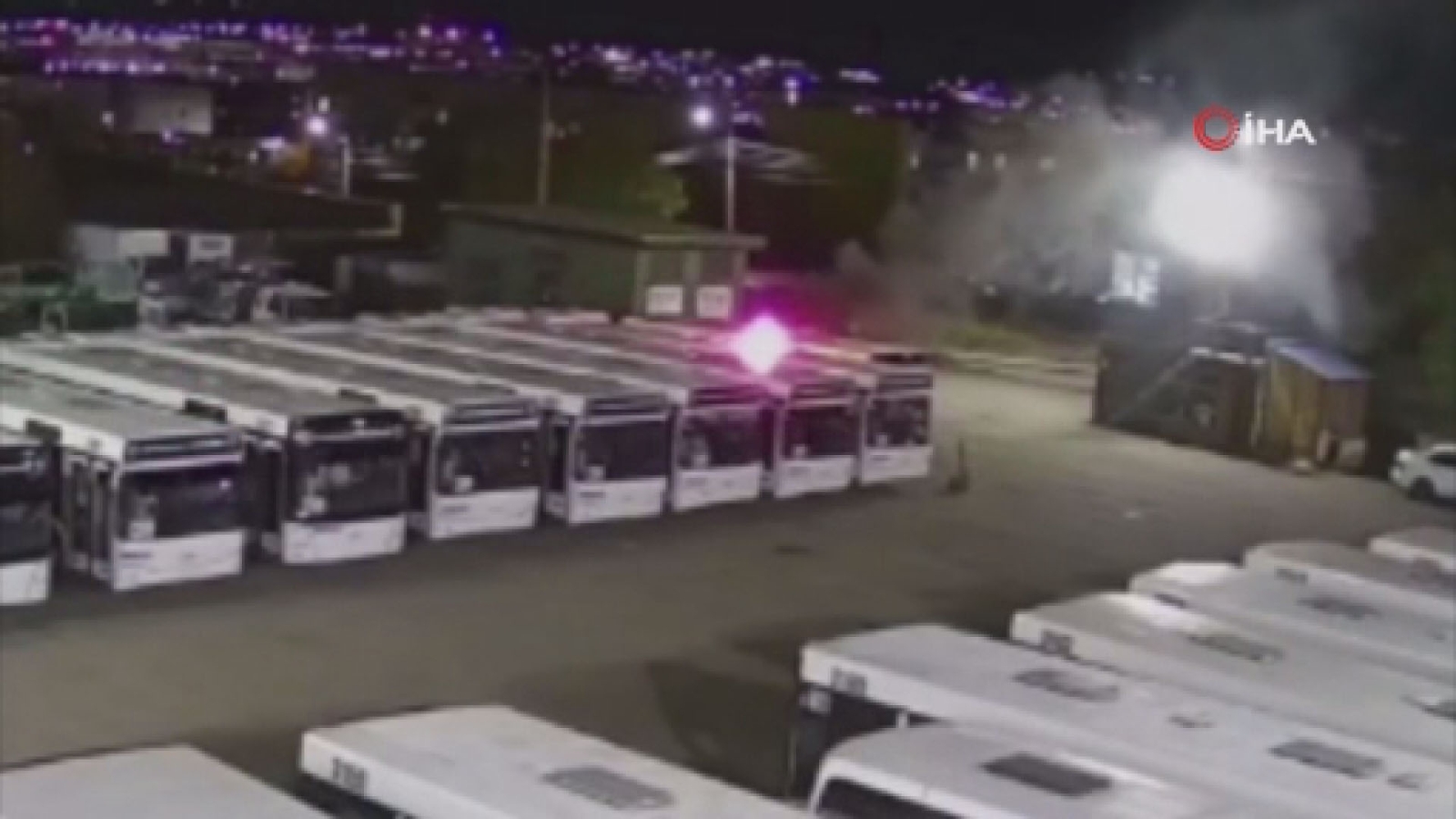 Rusya’da Havai Fişekler Belediye Otobüsünün Üstüne Düştü