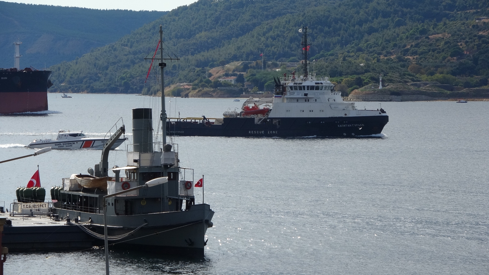 Rus Askeri Römorkörü Çanakkale Boğazı’ndan Geçti