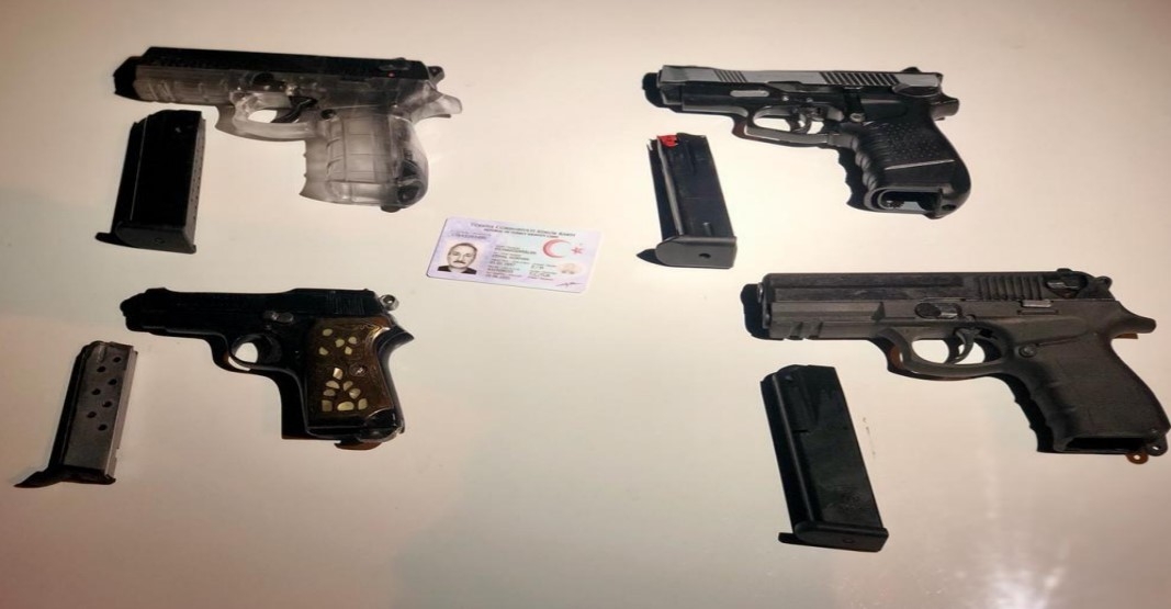 Antalya’da Durdurulan Araçtan 4 Adet Ruhsatsız Tabanca Çıktı