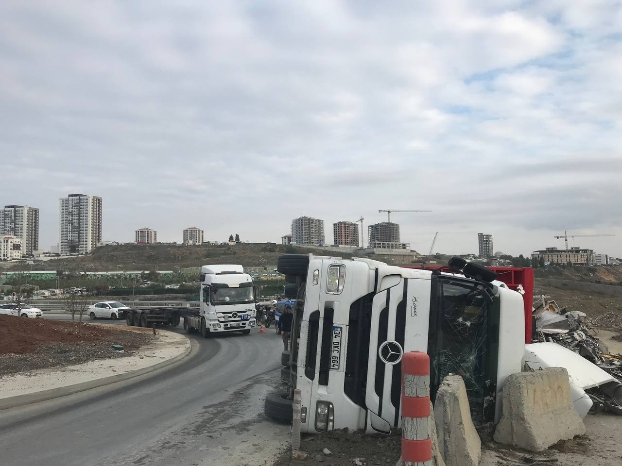 Başakşehir’de Hurda Yüklü Tır Devrildi, Sürücü Camı Kırarak Dışarı Çıktı