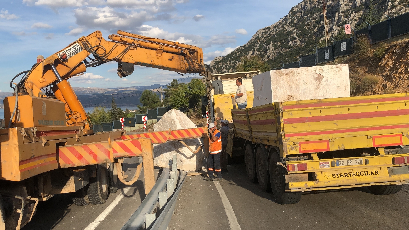 Seyir Halindeki Tırdan Dev Mermer Blok Yola Düştü
