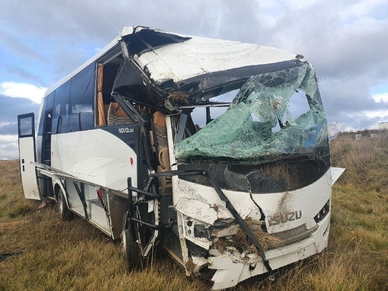 Sel Bölgesine Giden Pak Ekibini Taşıyan Midibüs Devrildi: 12 Yaralı