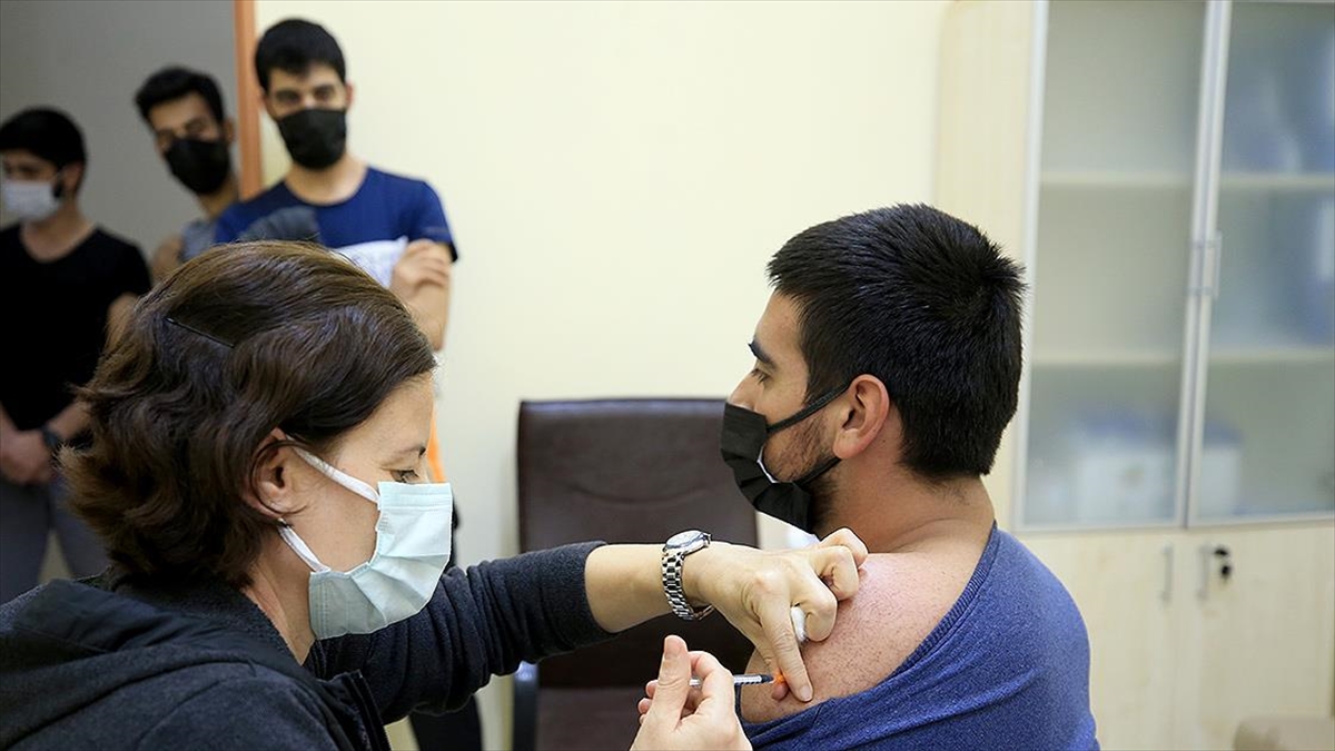 Sağlık Bakanı Koca'dan Üniversite Öğrencilerine Aşı Çağrısı