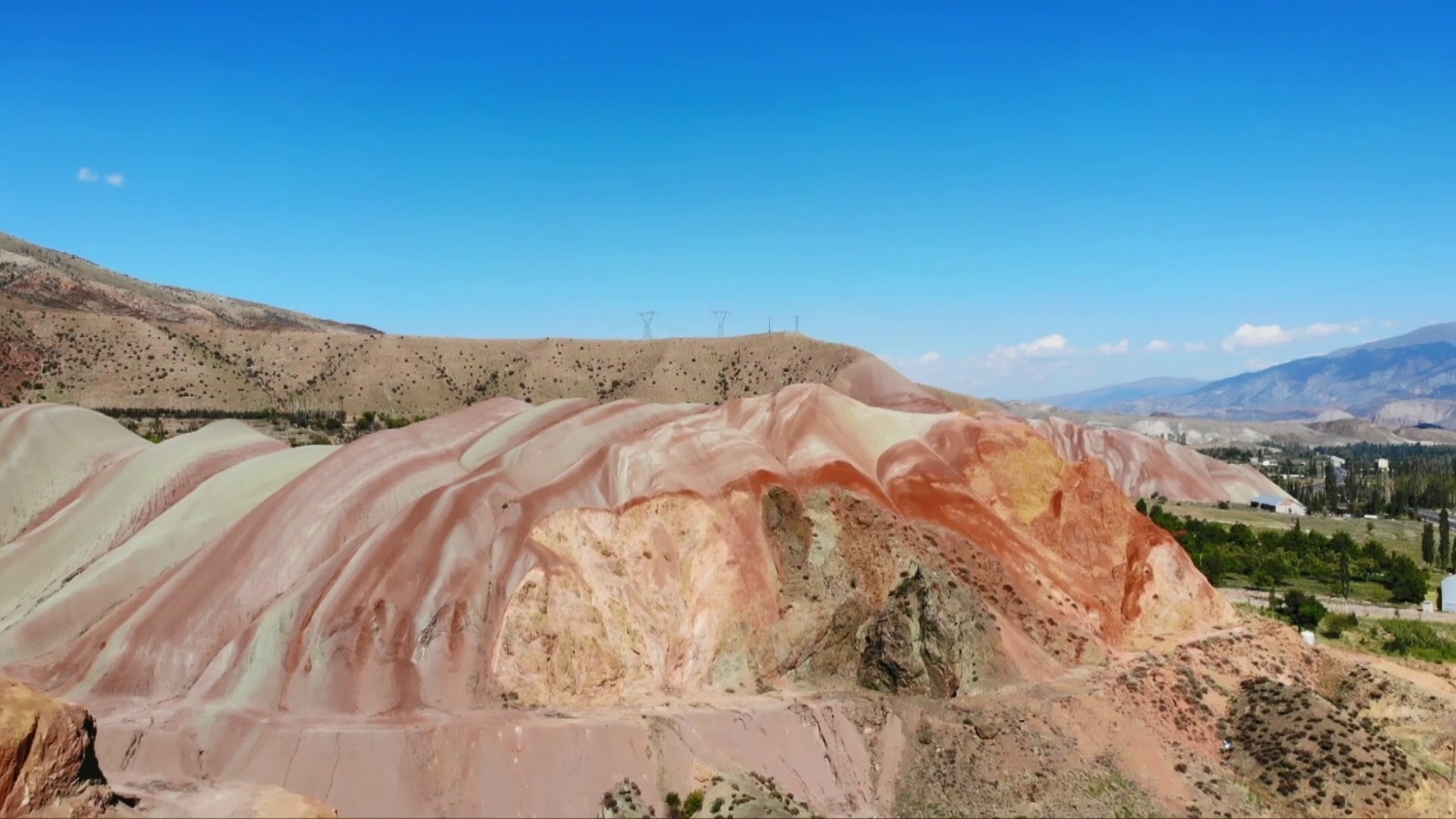 Gökkuşağı Tepelerinin Eşsiz Manzarası Görenleri Büyülüyor