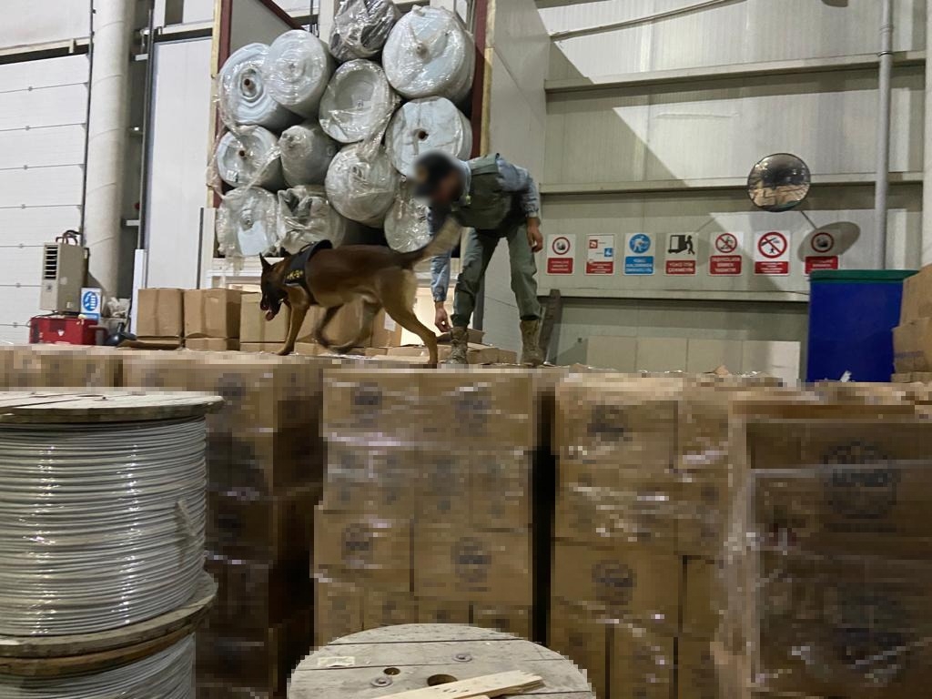 İstanbul’da kaçak nargile tütünü operasyonu: 1 tonun üzerinde ürün ele geçirildi