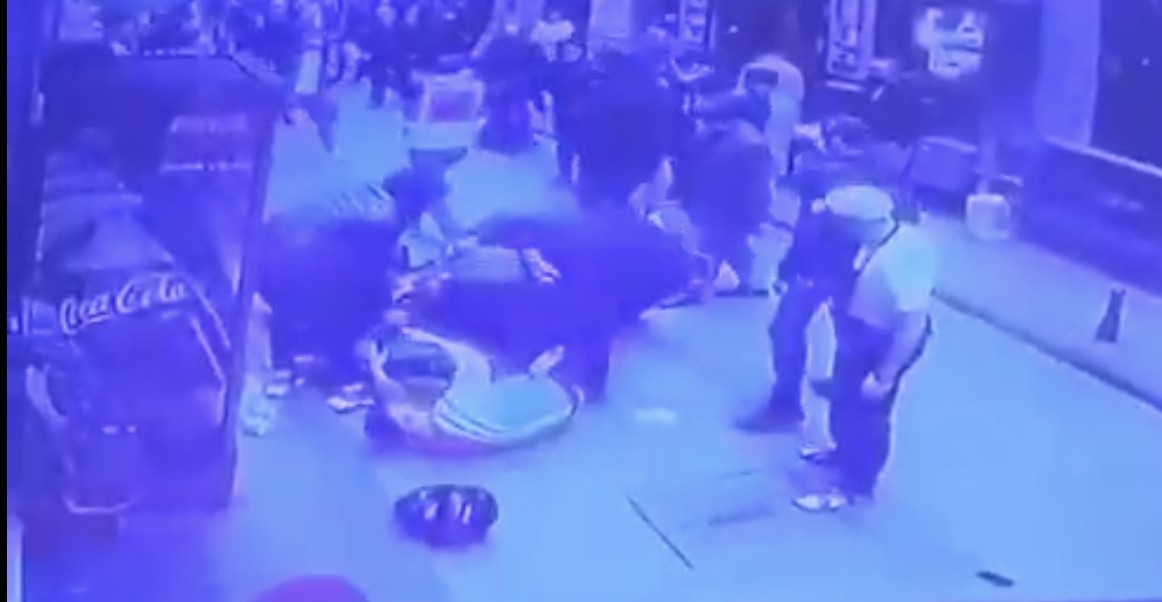 Beyoğlu’nda hareketli anlar: Polisten kaçan motosikletliyi bir tekmeyle yere serdi