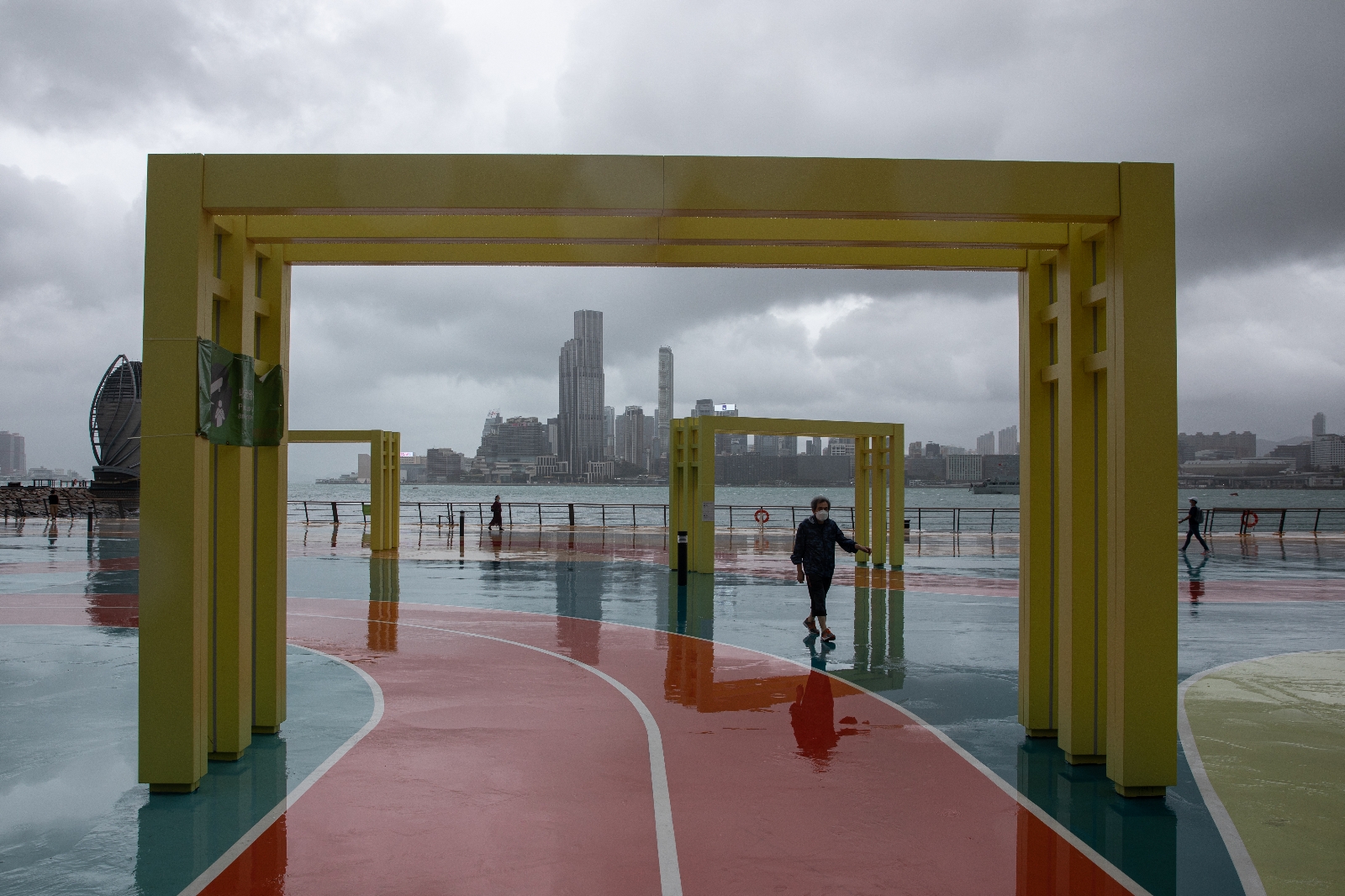 Çin’in Güneyinde Kompasu Tayfunu Karaya Vurdu