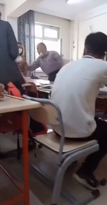 Felsefe Öğretmeninden Ders Ortasında Gürültü Dayağı