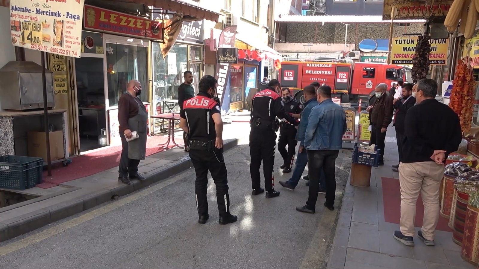 Önce Kavga Ettiler, Ardından Kahvehaneyi Ateşe Verdiler