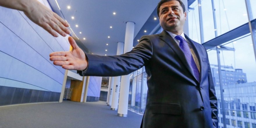 Selahattin Demirtaş Abdullah Gül'ü övdü Davutoğlu'nu yerin dibine soktu