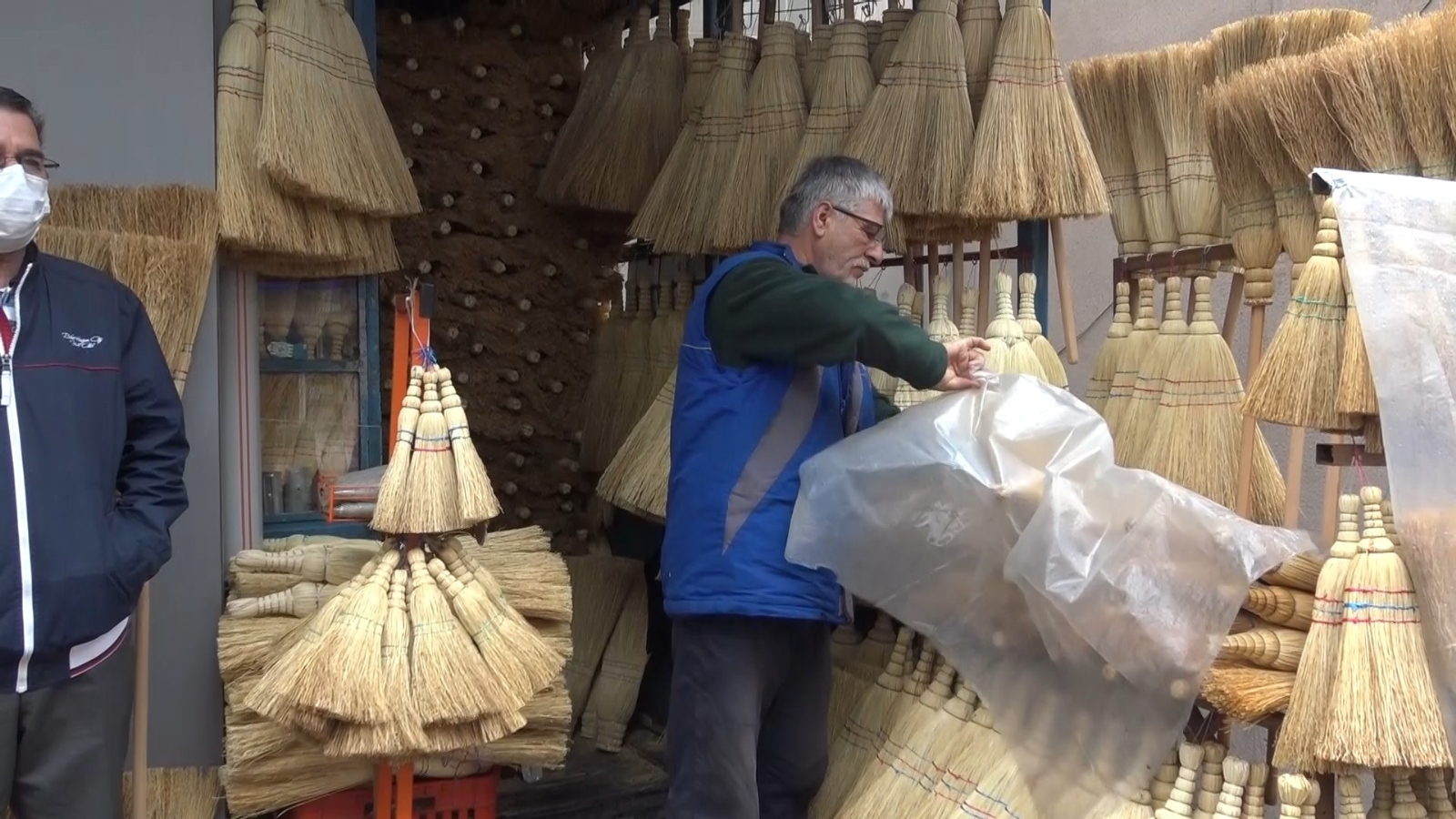 Ot süpürgeler akıllı süpürgelere karşı